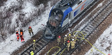 Pociąg Rzeszów - Szczecin uderzył w auto pod Warszawą, był pożar [FOTO]