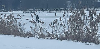 Chodził po zamarzniętej rzece. Był pijany!