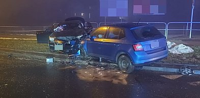 Wypadek na rondzie. Cztery osoby w szpitalu