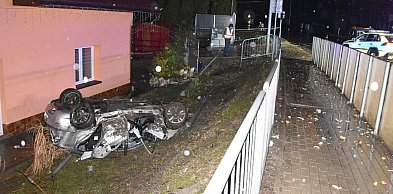 20-latek uciekał przed policją. Dachował seatem