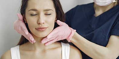 Regularne wizyty u dermatologa pomagają kontrolować zmiany skórne