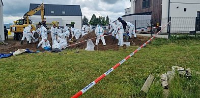Kilkuset policjantów, georadar i psy tropiące. Działania w Lutoryżu zakończone