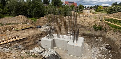 Trwa budowa kładki, która połączy dwa brzegi Strugu
