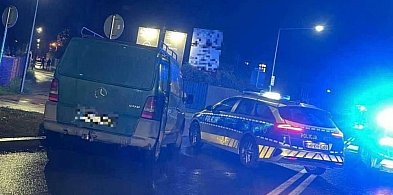 36-latek uciekał przed policją. Uderzył w radiowóz-29499