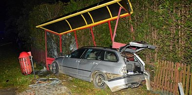 Rozpędzone bmw wjechało w pieszego. 17-latek uciekł!-29645