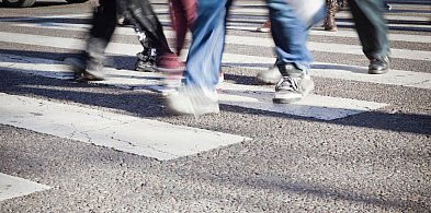 Policjanci przepuszczali dzieci na pasach. 27-latka niemal je potrąciła-29867