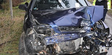 18-latek uderzył w drzewo. Ranny pasażer-30351