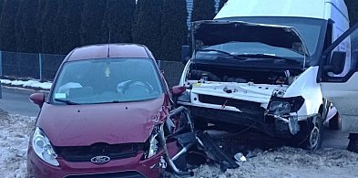 Zderzenie dwóch fordów. Dwie osoby w szpitalu