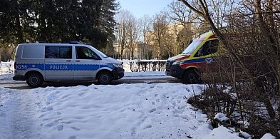 Kobieta bez butów w parku. Interwencja służb