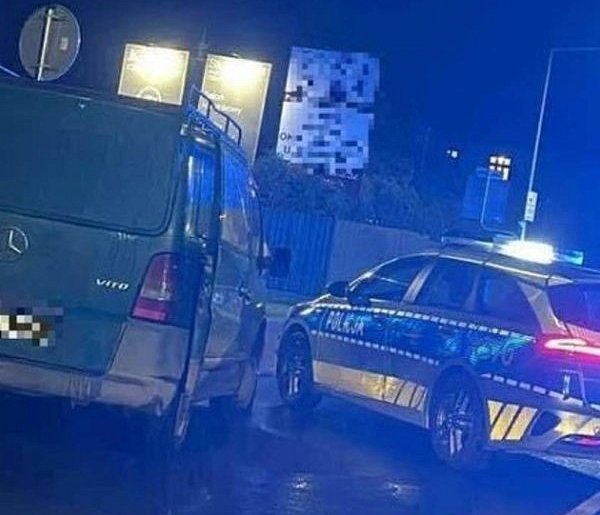 36-latek uciekał przed policją. Uderzył w radiowóz-29499