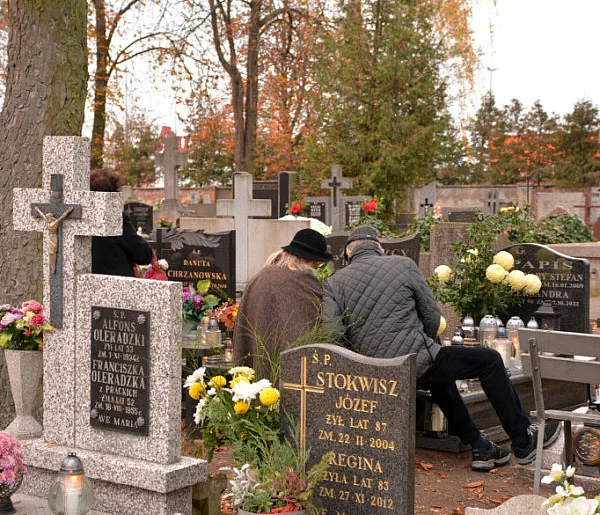 Savoir-vivre na 1 listopada. Jak się zachować podczas wizyty na cmentarzu?-29723
