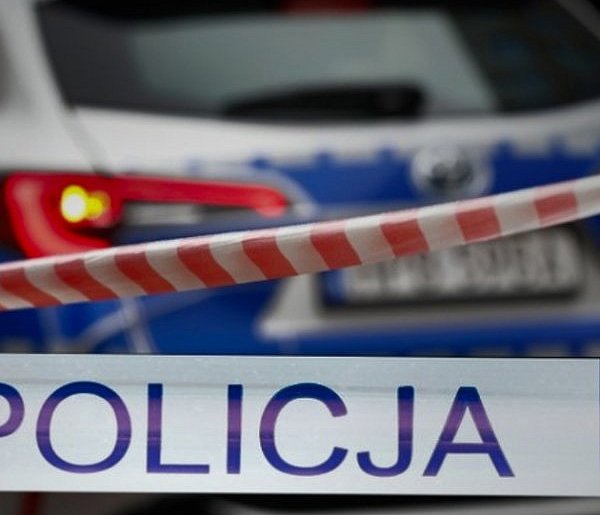 18-latek wjechał w drzewo. Dwie osoby ranne-29942