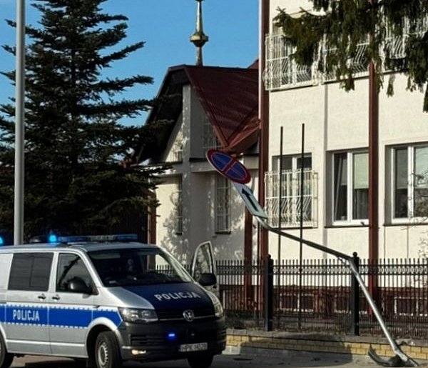 22-latek uciekał przed policją. Uderzył w znak-29990