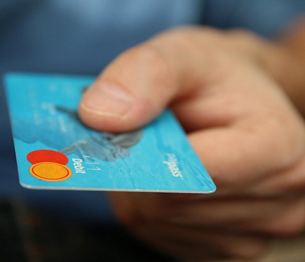 Fiskus skontroluje płatności kartą Polaków? Resort zabiera głos-30168