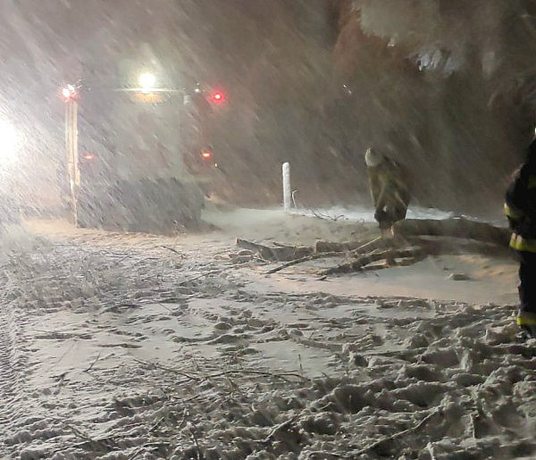 Zima w Bieszczadach: trudne warunki i apel strażaków-30200