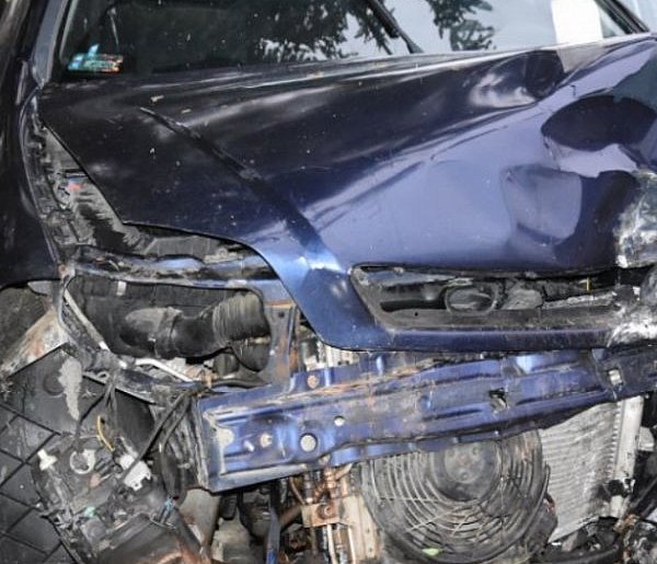 18-latek uderzył w drzewo. Ranny pasażer-30351