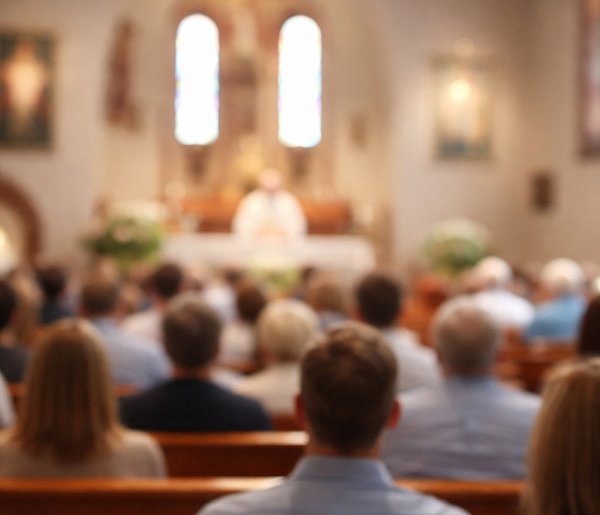 Ilu Polaków naprawdę chodzi do kościoła? Jedna statystyka szokuje-30768