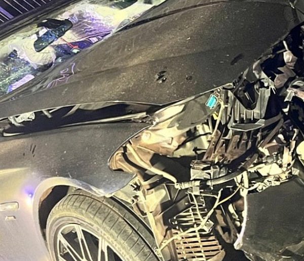 Zasnął za kierownicą. BMW uderzyło w mostek-30831