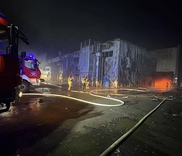 Trwa dogaszanie pożaru hali w Stalowej Woli-30885