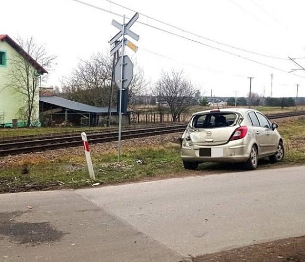 Zignorował STOP i zderzył się z pociągiem-30964