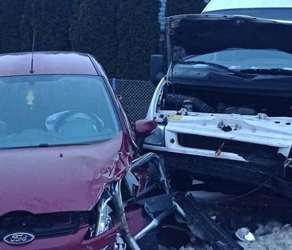 Zderzenie dwóch fordów. Dwie osoby w szpitalu