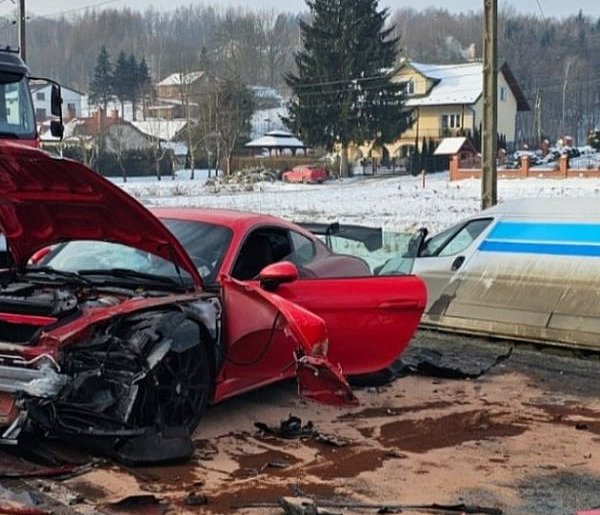 Uderzył w porsche. Jedna osoba ranna