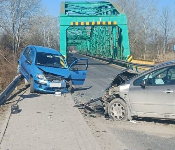 Czołowe zderzenie osobówek. Dwie osoby ranne