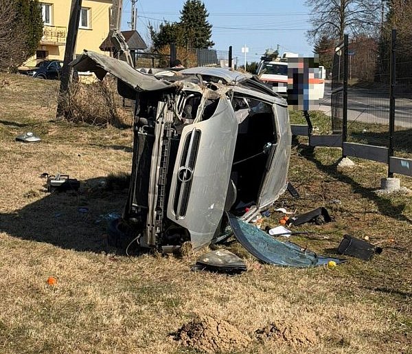 Uderzył w słup, staranował ogrodzenie. 47-latek pijany