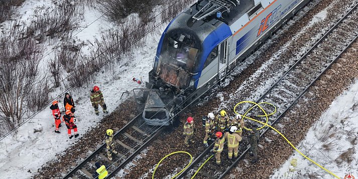 Pociąg Rzeszów - Szczecin uderzył w auto pod Warszawą, był pożar [FOTO]