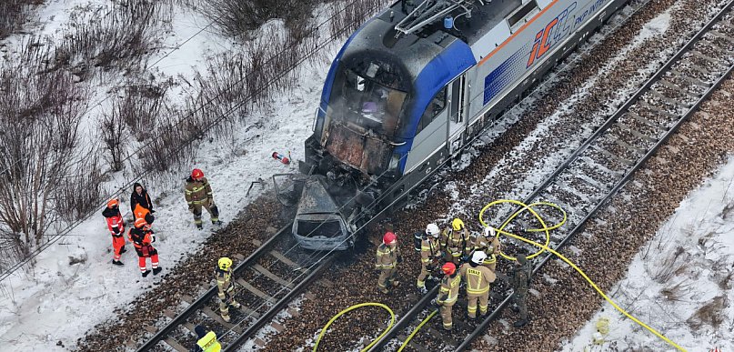 Pociąg Rzeszów - Szczecin uderzył w auto pod Warszawą, był pożar [FOTO]