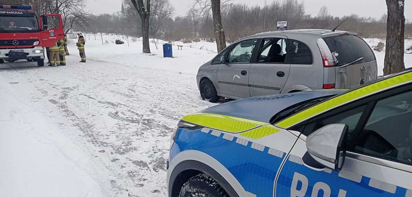 Nieprzytomny mężczyzna w samochodzie. Policjanci z pomocą