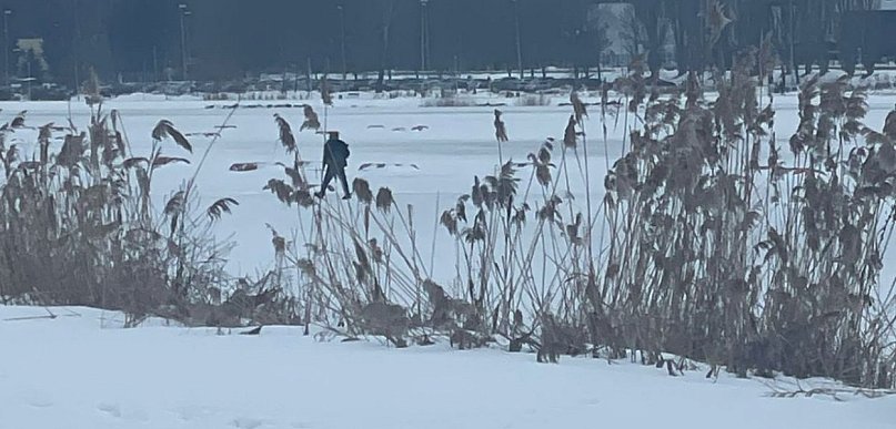 Chodził po zamarzniętej rzece. Był pijany!