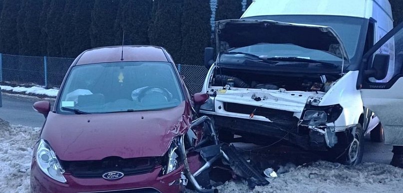 Zderzenie dwóch fordów. Dwie osoby w szpitalu