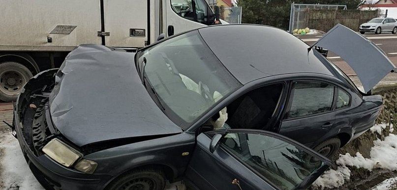 Czołowe zderzenie. Dwie osoby trafiły do szpitala