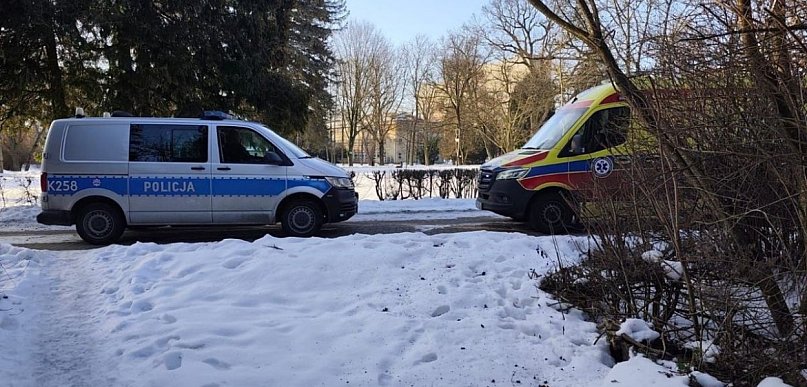 Kobieta bez butów w parku. Interwencja służb