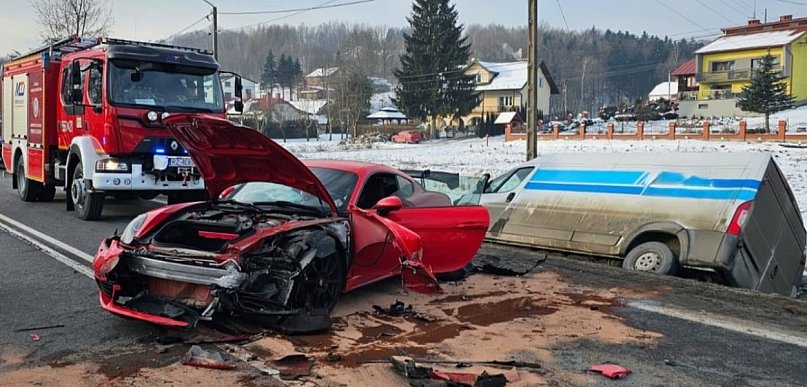 Uderzył w porsche. Jedna osoba ranna