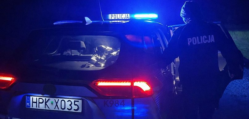 48-latek leżał na drodze. Interwencja policjantów