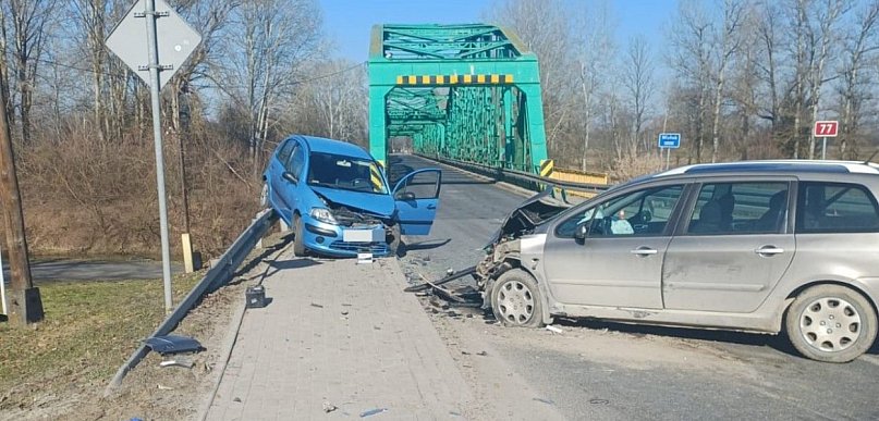 Czołowe zderzenie osobówek. Dwie osoby ranne
