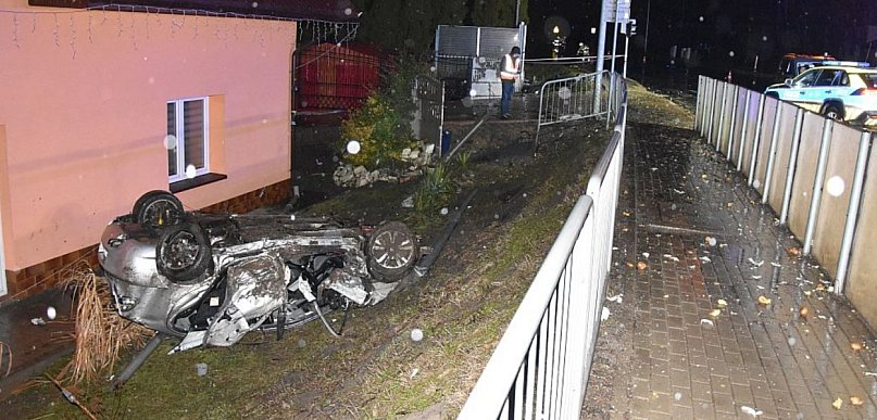 20-latek uciekał przed policją. Dachował seatem