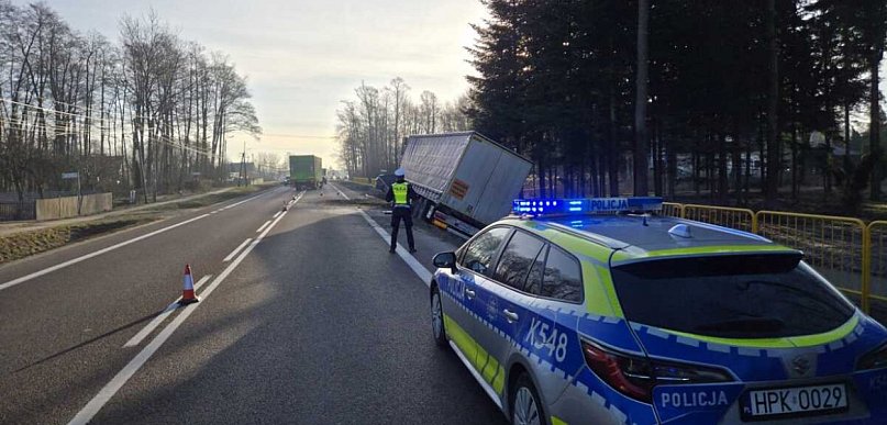 Ciężarówką wjechał do rowu. Utrudnienia na DK9