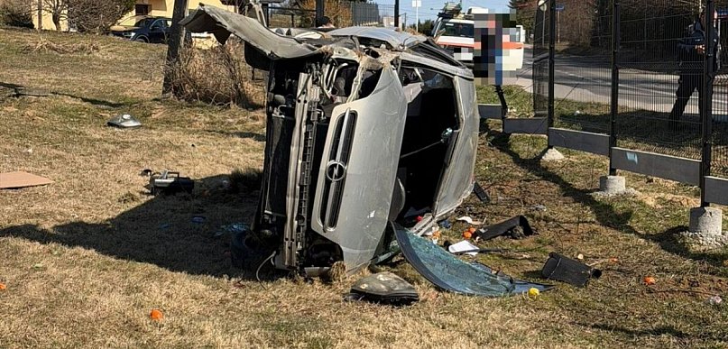 Uderzył w słup, staranował ogrodzenie. 47-latek pijany