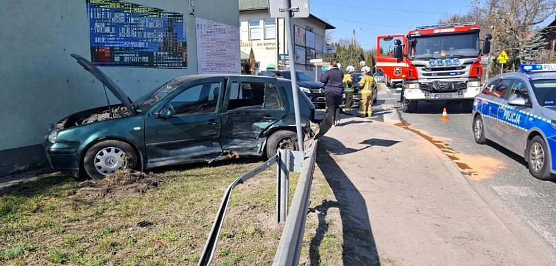 Zderzenie trzech pojazdów. Jedna osoba ranna