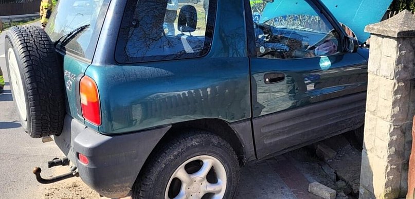 Pijany uderzył w ogrodzenie. Miał 2,5 promila!