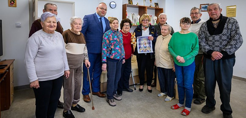 Inwestycje w bezpieczeństwo i wsparcie dla seniorów. Wizyta w Jaworniku Polskim