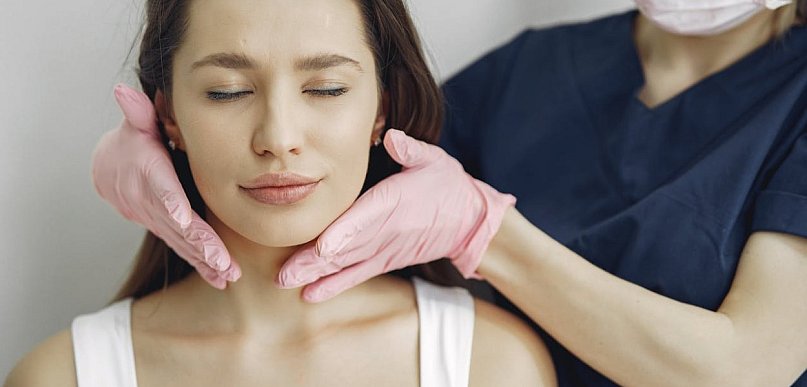 Regularne wizyty u dermatologa pomagają kontrolować zmiany skórne