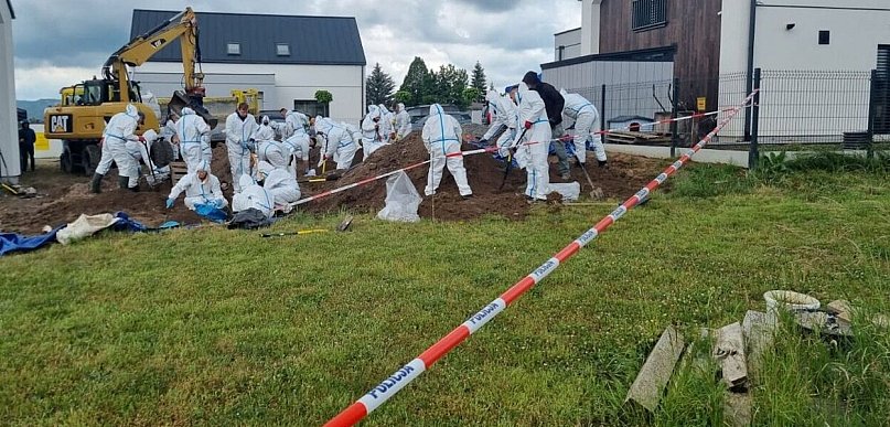 Kilkuset policjantów, georadar i psy tropiące. Działania w Lutoryżu zakończone