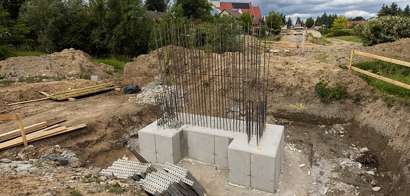 Trwa budowa kładki, która połączy dwa brzegi Strugu