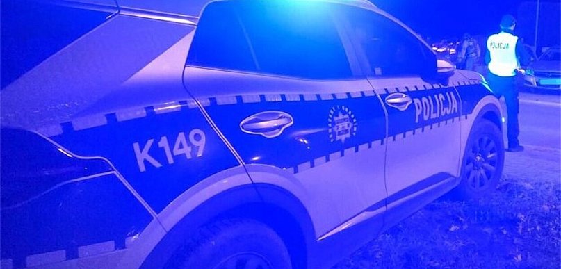 Pijany 43-latek uszkodził cztery auta. Był też poszukiwany przez policję