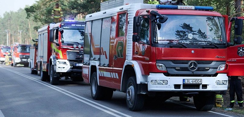 Nocny pożar domu przy ul. Kiepury w Rzeszowie. Osiem zastępów straży...