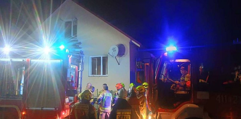 Policjanci uratowali mężczyznę z pożaru. Trafili do szpitala - 29283